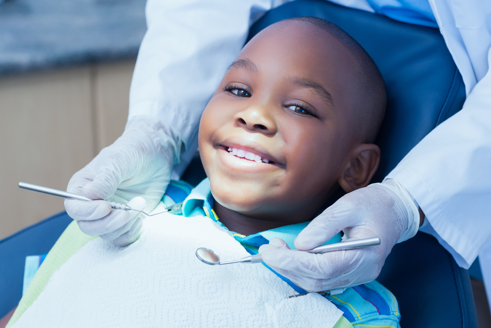 Criança africana recebe atendimento odontológico